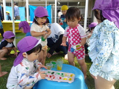 水遊びを楽しむ子どもたちの様子