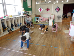 床を雑巾がけしている子どもたちの様子