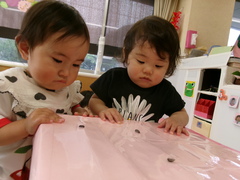 ダンゴムシを見ている子どもの写真