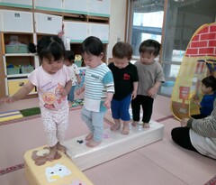 一本橋を渡る子どもたちの写真