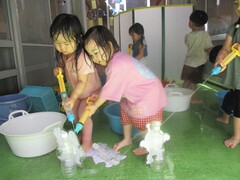 水鉄砲を打っている子どもの写真