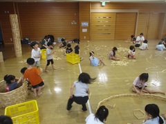 カプラ(木の板)を積み上げている子どもの写真