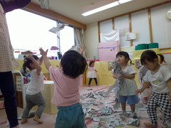 新聞紙を破って上から降らせているところ