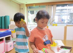 ハンバーガー屋さんごっこをする子どもたち