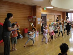 4歳児がダンスを踊っているところ