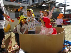 子どもたちが落ち葉で遊んでいるところ