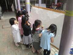 シャボン玉アートをしている子どもの写真