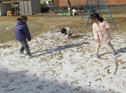 雪遊びを楽しんでいる写真