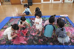 絵の具でお絵描きをしている写真