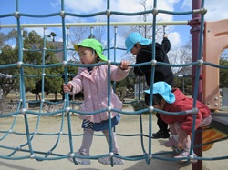 公園の遊具で遊んでいる写真