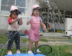 水遊びを楽しんでいる写真