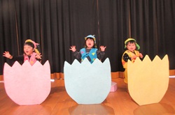 発表会で恐竜の役になりきって遊んでいる写真