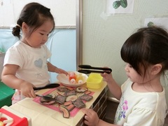 子どもたちがバーベキューごっこをしている写真