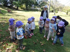 ２歳児が近くの公園に散歩に出かけた写真