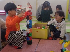 子どもがブロックで遊んでいる写真