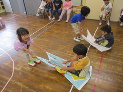 バスタオルを使った運動遊びをしている写真