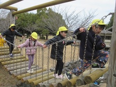 ５歳児が公園で遊んでいる写真