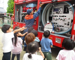 子どもたちが消防自動車を見ている写真