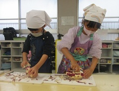 ５歳児がさつま芋を使って調理活動をしている写真