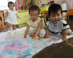 ウォーターマットを触っている子どもの写真