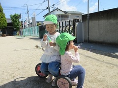 しゃぼん玉遊びをしている写真