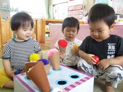 アイスクリームの手作りおもちゃで遊ぶ子どもたちの写真