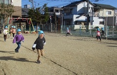 園庭でマラソンをしている写真