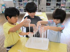 室内で感触遊びをしている写真