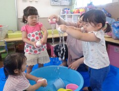 室内で水遊びをしている写真