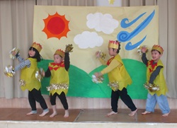 4歳児が「ねずみのよめいり」の劇遊びをしている写真