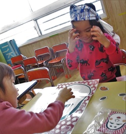 3歳児が福笑いをしている写真