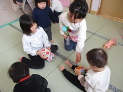 5歳児が0歳児と遊んでいる写真