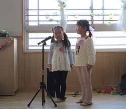4歳児がお別れ会の進行をしている写真