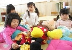 2歳児が保育室で遊んでいる写真