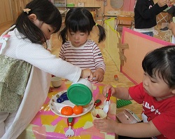 2歳児が保育室で遊んでいる写真