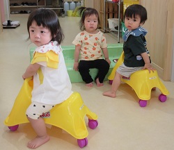 1歳児がコンビカーで遊んでいる写真