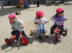 2歳の子だもが三輪車に乗っている写真