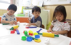 2歳児が粘土で遊んでいる写真