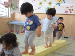 1歳児がバランス遊びをしている写真