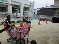 0歳児がしゃぼん玉を見ている写真
