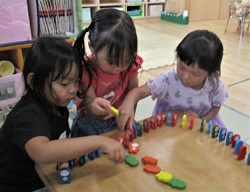 3歳児がドミノを並べている写真