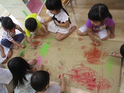 2歳児が段ボールにお絵描きしている写真