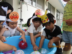 ヨーヨー釣りを楽しむ2歳児の写真