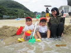 砂浜で遊ぶ4歳児の写真