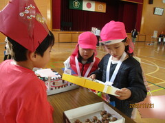 どんぐり迷路で遊ぶ5歳児の写真