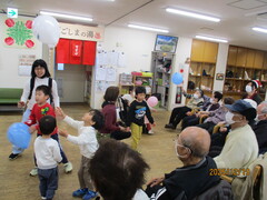 デイサービスごごしまの利用者と交流を楽しむ子どもたちの写真