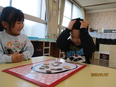 福笑いを楽しむ4歳児の写真