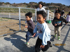 マラソンを走る3歳児、4歳児の写真