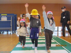 歩き方教室に参加している子どもたちの写真