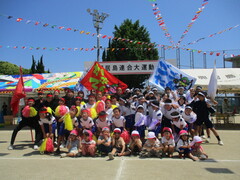 興居島小中学校連合大運動会に参加する子どもたちの写真